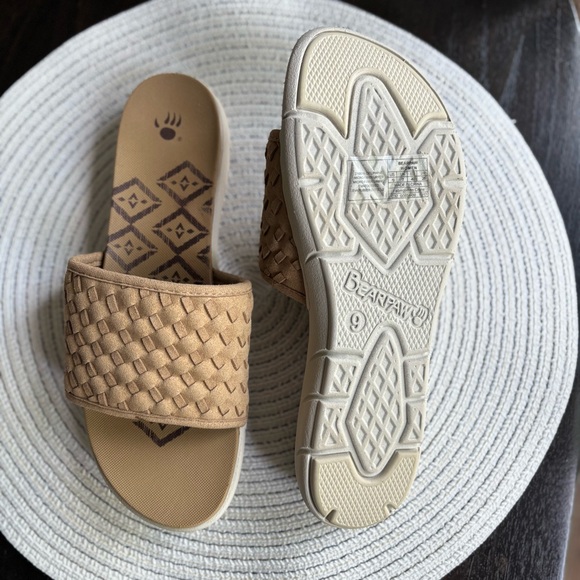 BearPaw Tan Woven Slide Sandals NWT - Picture 11 of 11
